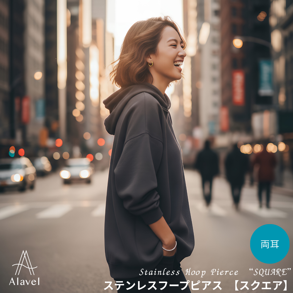 街中で笑う女性がフープピアスを着用